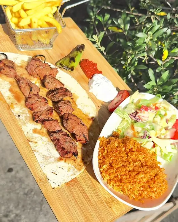 Brochettes Adana, blé et frites