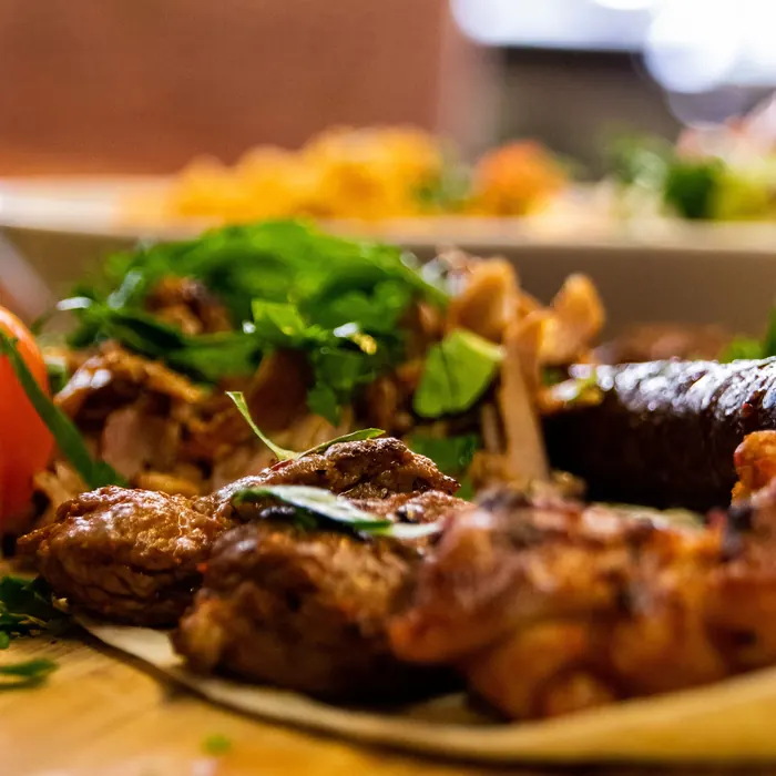 Assiette de grillades : köfte, brochettes et viande kebab