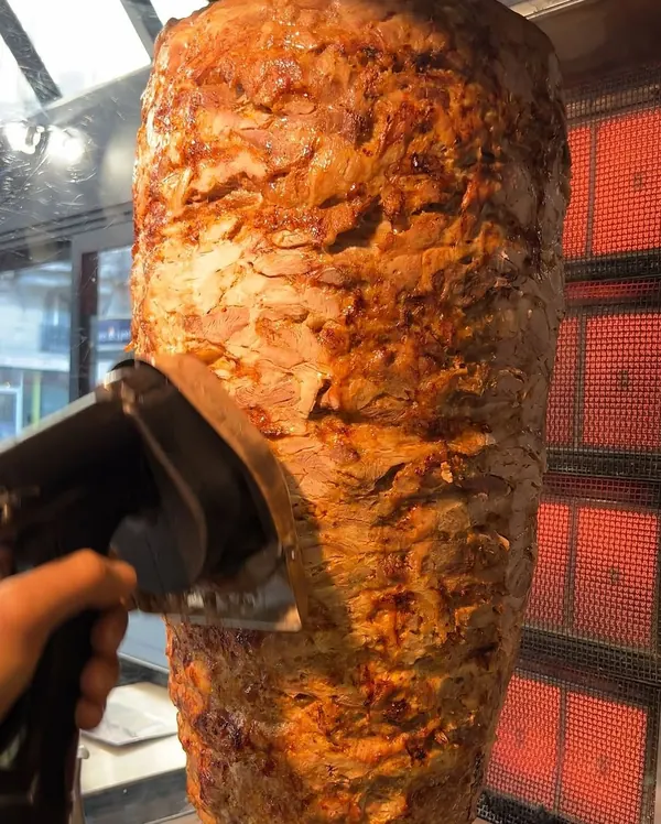 La broche de döner, tranchée au couteau électrique