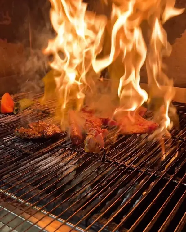 Le grill, en pleine flamme