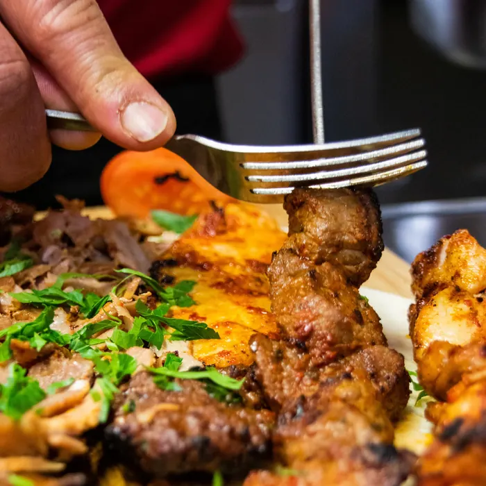 Grillades servies : brochettes, köfte et viande kebab, persil frais