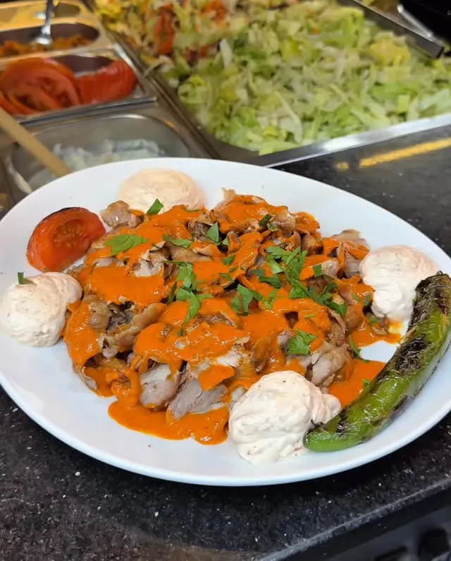 Iskender : viande kebab, sauce tomate épicée, yaourt et piment grillé