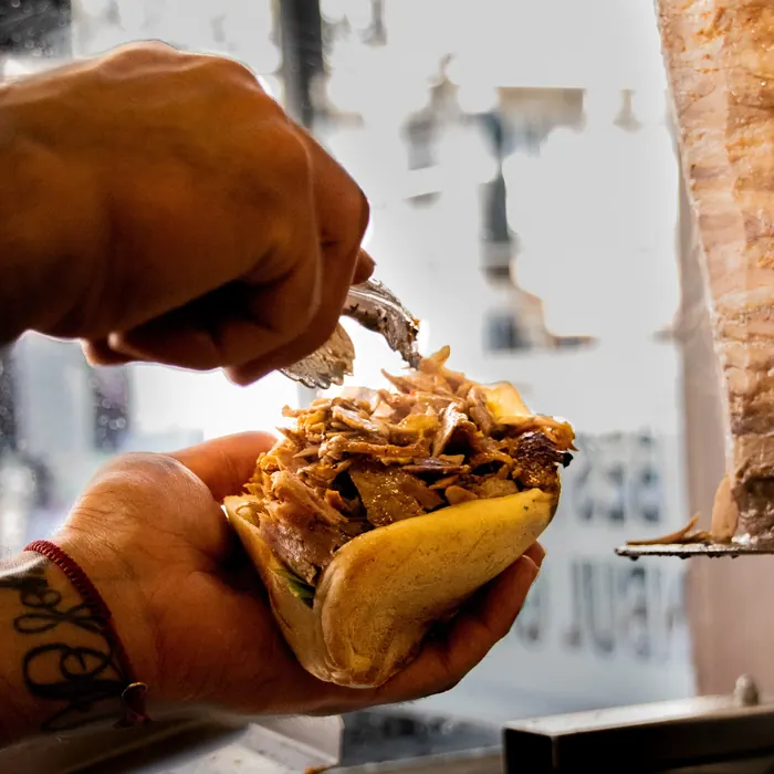 Sandwich kebab garni, tenu à la main