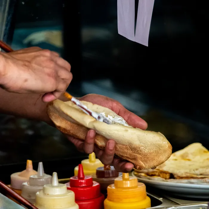 Le sandwich, garni au comptoir